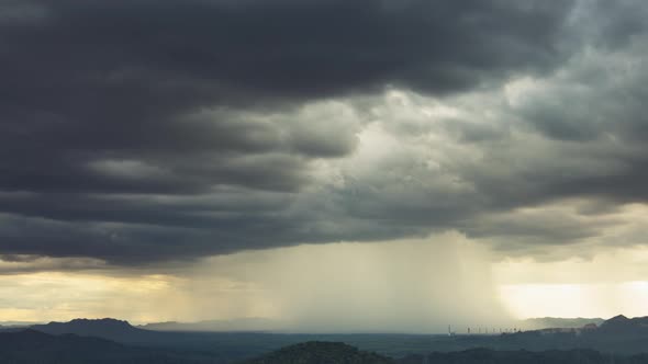 Thunderstorms on the horizon Time lapse.