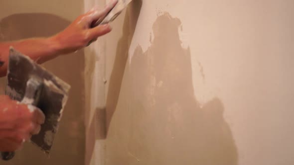 Male Builder Use Metal Spatula for Putty Walls Repairman Filling Spatula with Spackling Paste and