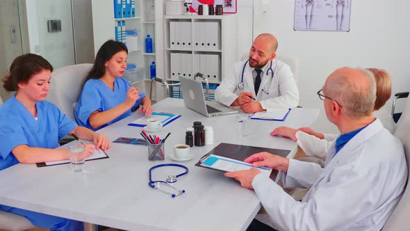 Academic Meeting of Expert Doctors Discussing