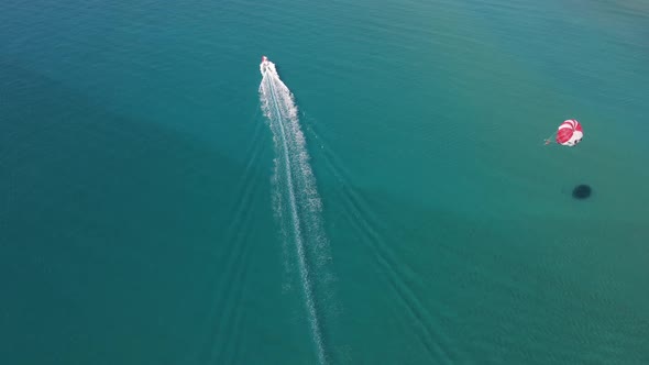 Speedboat Parasiling