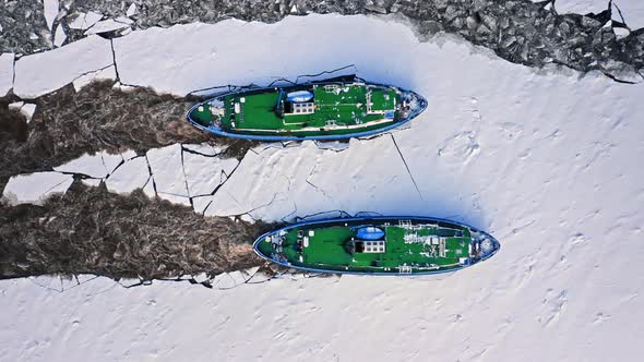 Two icebreakers near Wloclawek crush the ice, 2020-02-18, Poland