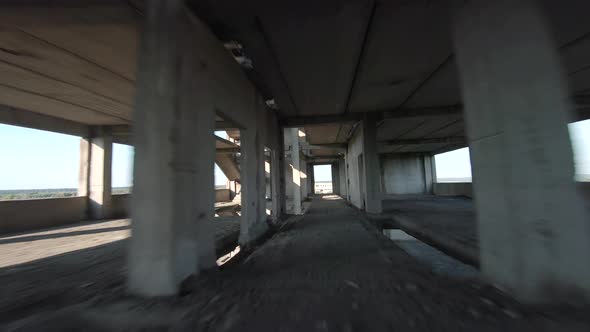 FPV Drone Flies Fast Through an Abandoned Building