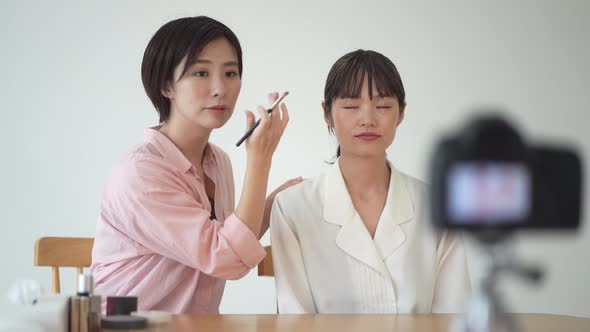 A woman who introduces how to apply makeup through a video distribution