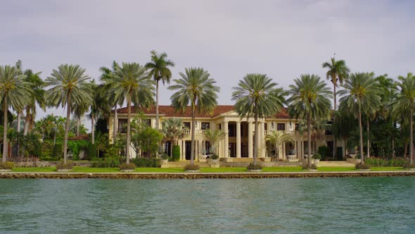 Villa on the waterfront in Miami alt