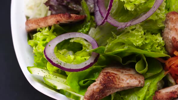 Fresh Salad with Grilled Turkey Pieces.