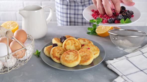 Cottage cheese pancakes with frozen berries.