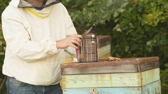 Beekeeper Smoker Smokes White Smoke.