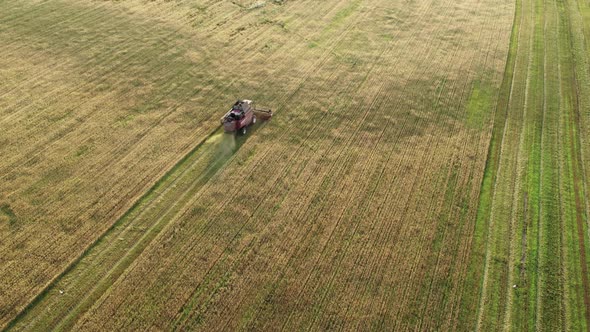 Combine Harvester with a Rotating Reel and a Flying Cake From Behind