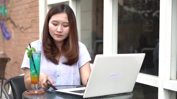 Asian business woman calling at cafe