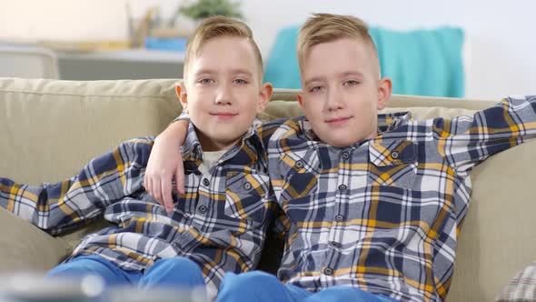 Caucasian Twin Brothers Posing for Camera alt