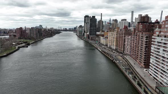 An aerial view over the east river with Roosevelt Island on the left and Manhattan's Eastside on the