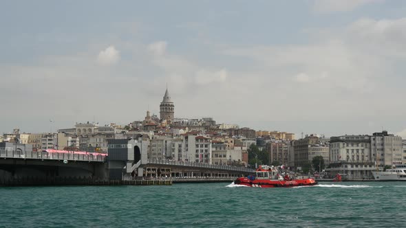 Tug sailing towards the Galata Bridge