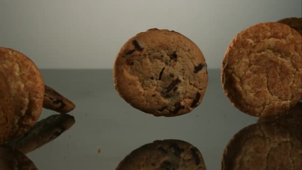 Cookies falling and bouncing in ultra slow motion 1500fps - reflective surface - COOKIES PHANTOM 