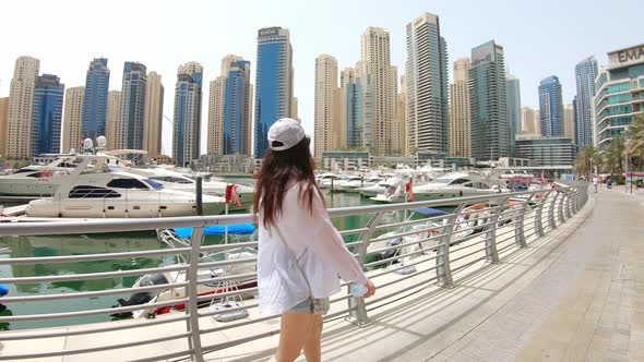 Dubai United Arab Emirates May 26 2022 Young Woman Tourist Walking Along Promenade Arab City Dubai