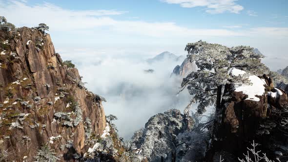 Time lapse fog surrounding the Yellow Mountains (Huangshan) in China