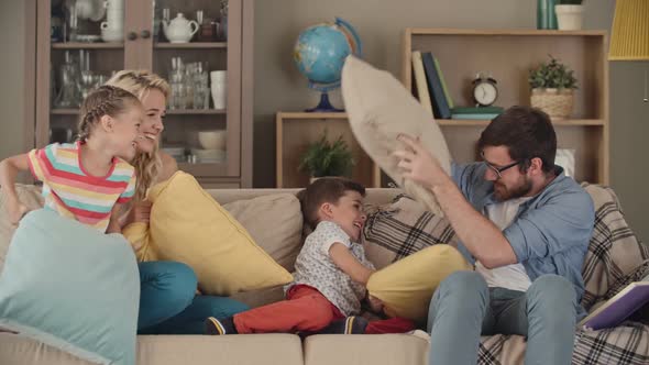 Family Pillow Fight alt