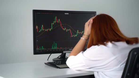 The Woman Losing Money in the Stock Exchange and Saddened 4K