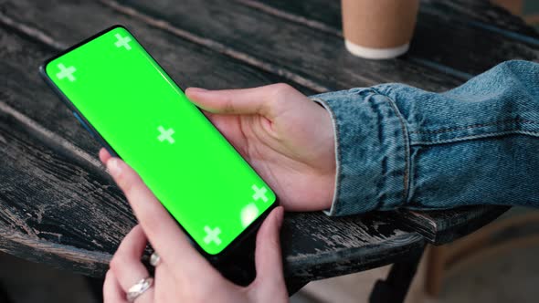 Lviv Ukraine May 6 2022 Close Up of a Woman's Hand Holding a Mobile Telephone with a Vertical Green