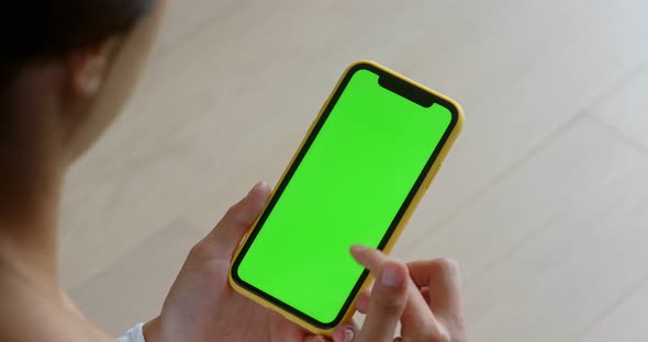 use of green screen of mobile phone at home