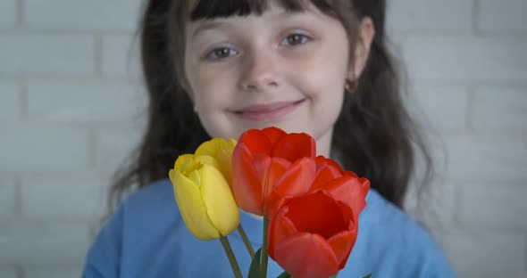 The little one gives flowers. 