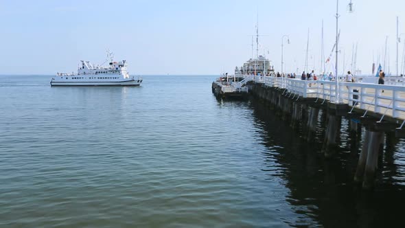 Pleasure Boat Returning Tourists from Open Sea Voyage, Summer Vacation, Travel