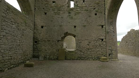 Room and small window at the Hore Abbey