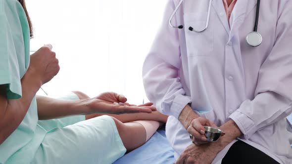 A senior female doctor explains how to take medicine to a female patient.