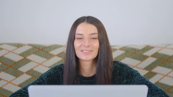Entrepreneur girl speaking with customer on notebook webcam in 4k video