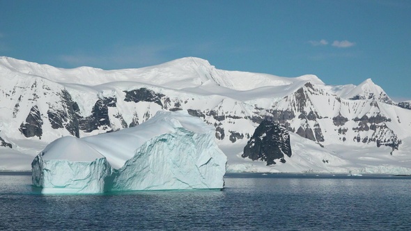 Environment. Climate change and global warming. Greenland. Drifting icebergs in the ocean.