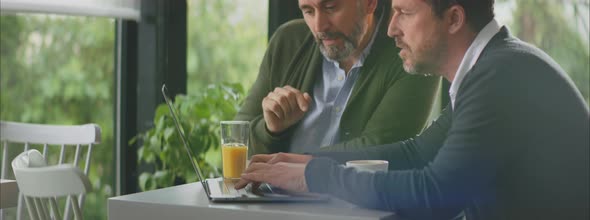 Two colleagues discussing in cafe