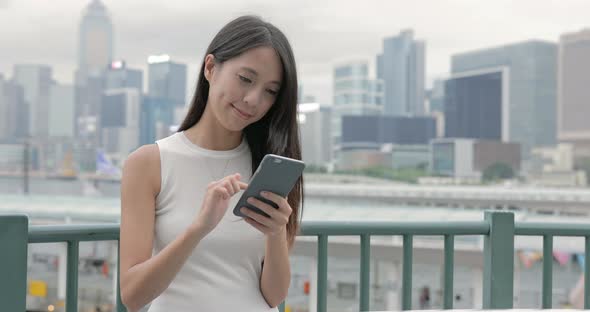 Woman use of mobile phone in the city 