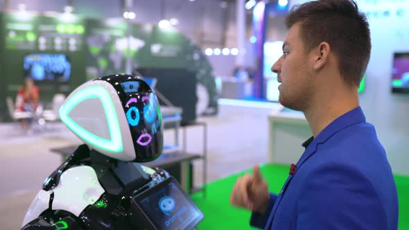 Human Talking with Artificial Intelligence Robot for Learning Knowledge College.
