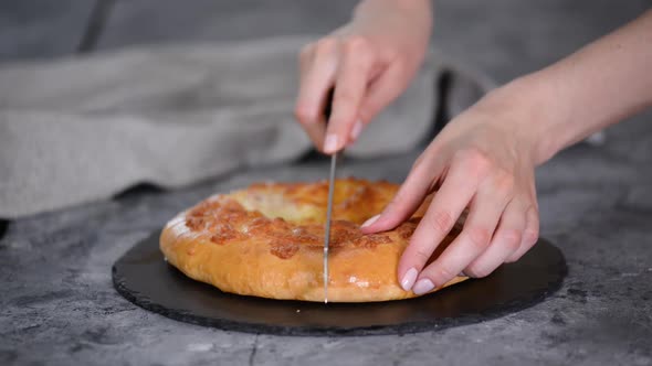 Chef Cuts Delicious Khachapuri To Pieces