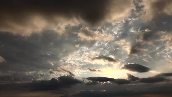 Mixed Cloudy Sky at Sunset in the Afternoon alt
