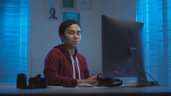 Asian young man working from home at night_26