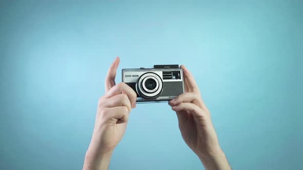 Hands taking a foto with an old photo camera