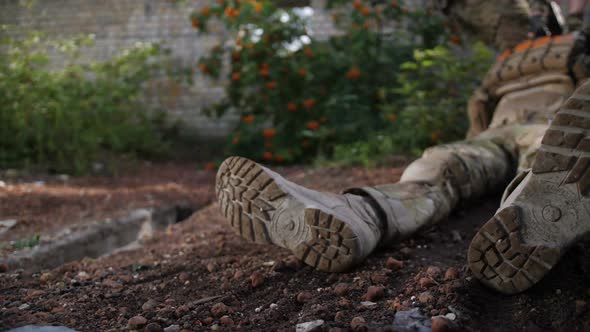 Marines Evacuating Dead Body of Killed Soldier alt