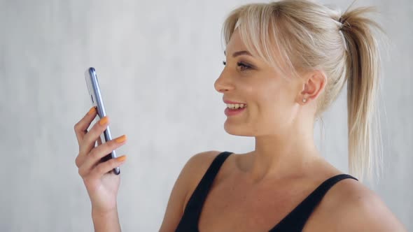Smiling Fit Woman Showing Green Screen Mobile Phone, Sports App