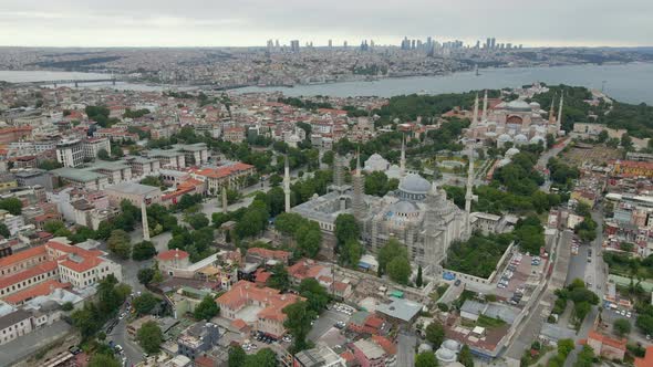 Parallax of Hagia Sophia and Blue Mosque and surrounds