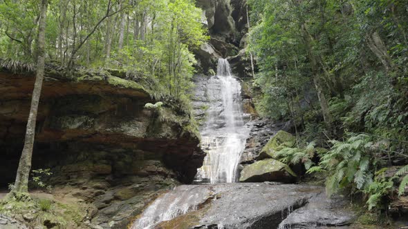 tilt down clip of empress falls in the blue mountains at katoomba