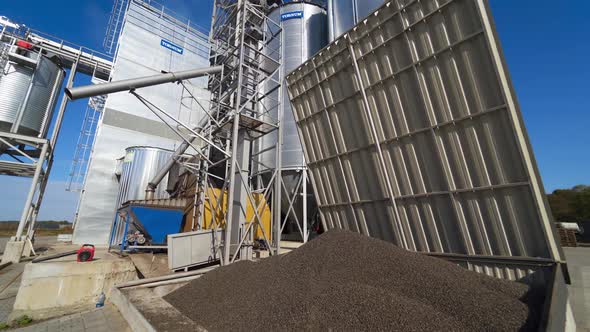 Silver silos for drying cleaning and storage of agricultural products