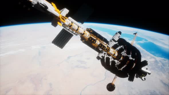 Big Spaceship on the Earth Orbit alt