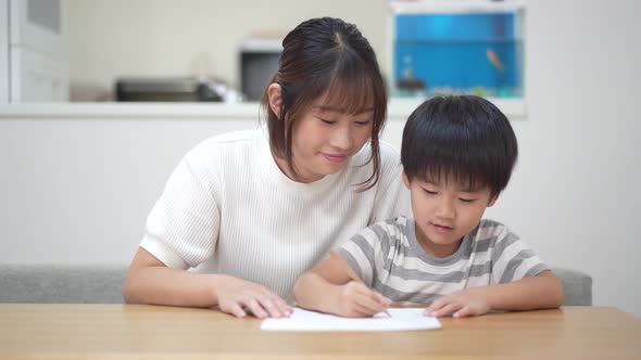 Parent and child drawing a picture