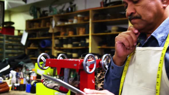 Shoemaker using digital tablet