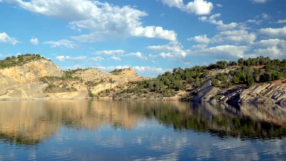 Panning view of Red Fleet Reservoir on sunny morning