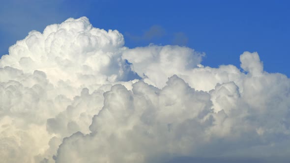 220509_Fluffy cloud time lapse on a cloudy day 4k footage.