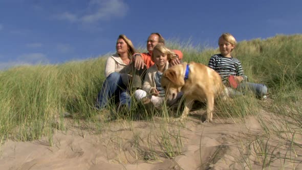 WS, Family portrait in dunes with dog