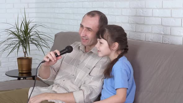 The family is singing. 