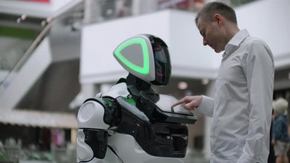 The Man in the Shopping Mall Communicate with a Robot Advisor