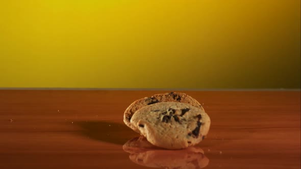 Cookies falling and bouncing in ultra slow motion 1500fps - reflective surface - COOKIES PHANTOM 012